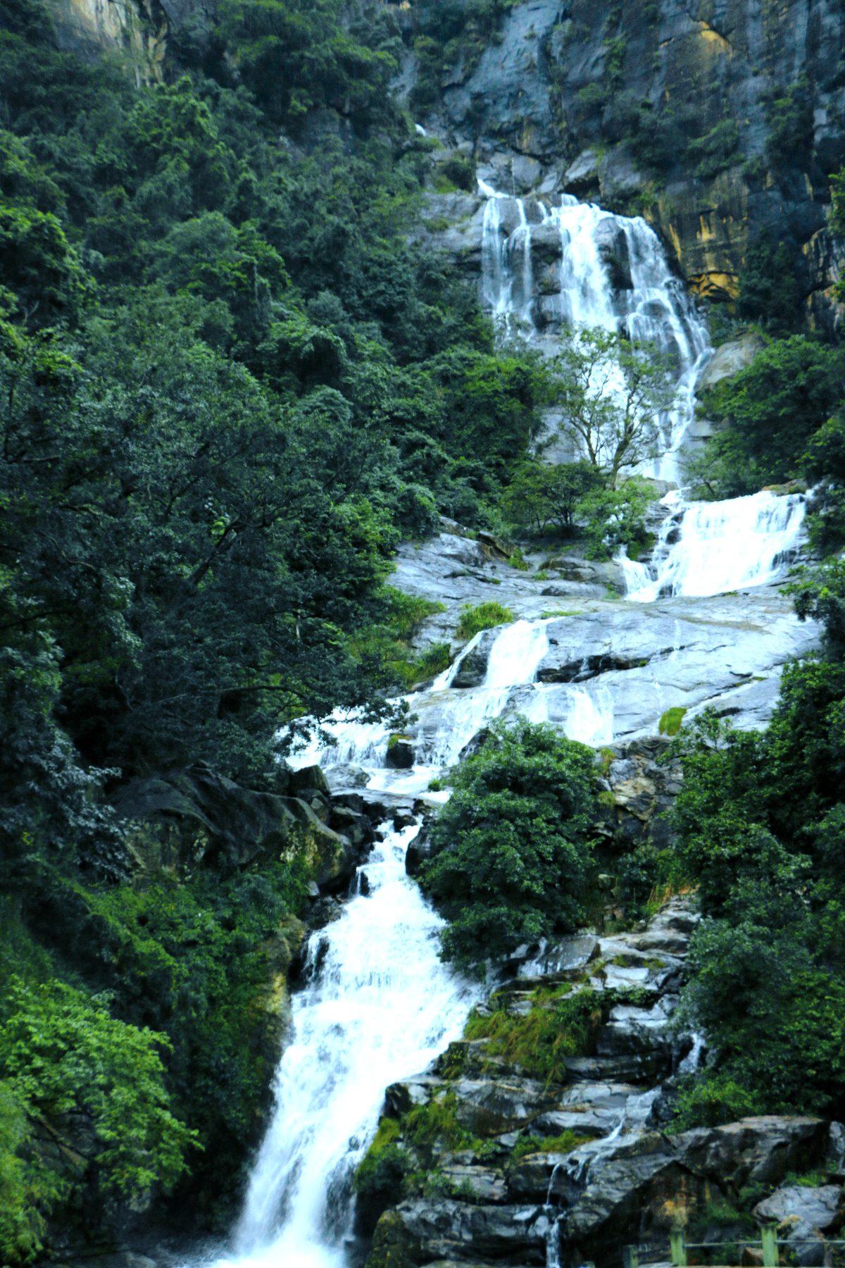 Rawana Ella falls tumbling through the jungle